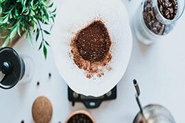 پخش آزمایشی قهوه به جای شن و ماسه روی برف و یخ در مونترال