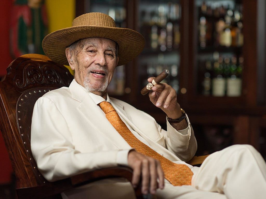 آوو اووزیان کیست؟