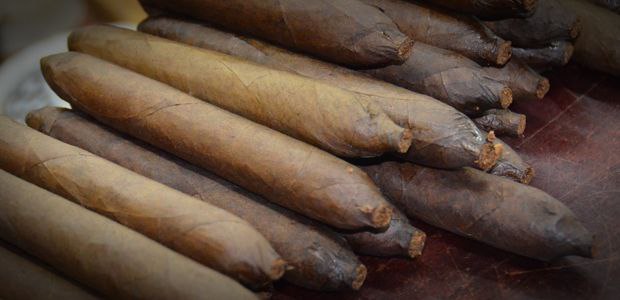 چی چیزی یک سیگاربرگ را سیگار می‌کند، پاسارگاد تاباک، ماسترو رحیمی