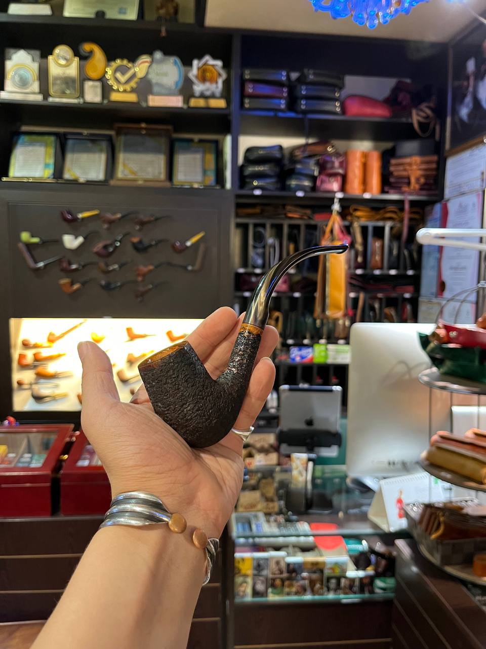 نمادی تاریخی پیپ بنام: دانهیل ال سی 6 نمادی تاریخی پیپ بنام: دانهیل ال سی، پیپ و ادوات، پاسارگاد تاباک، ماسترو رحیمی