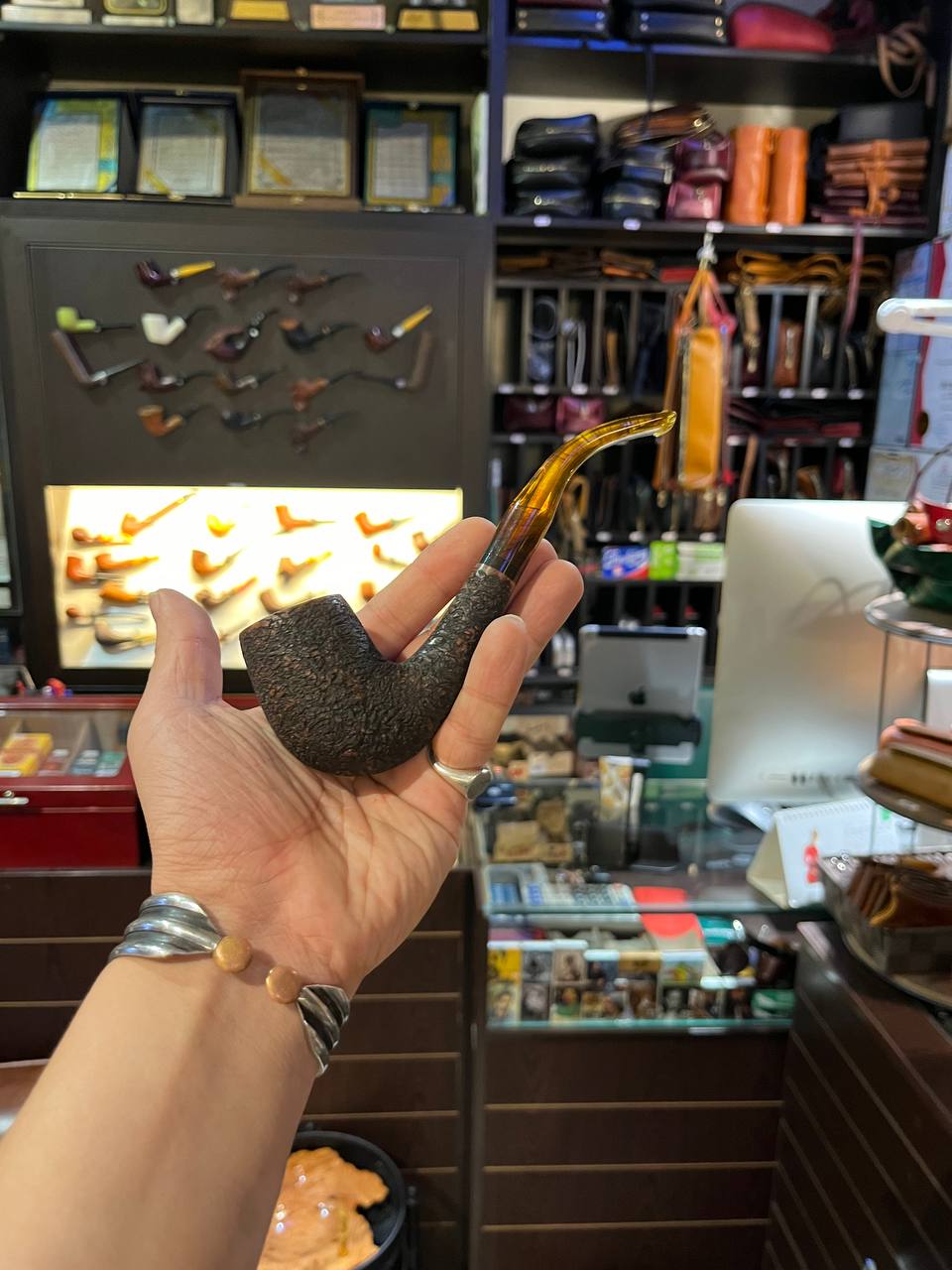 نمادی تاریخی پیپ بنام: دانهیل ال سی 7 نمادی تاریخی پیپ بنام: دانهیل ال سی، پیپ و ادوات، پاسارگاد تاباک، ماسترو رحیمی