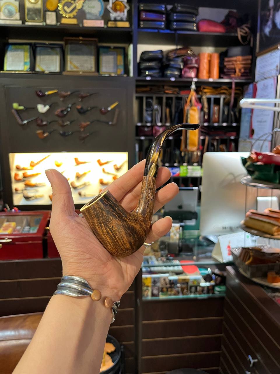 نمادی تاریخی پیپ بنام: دانهیل ال سی 8 نمادی تاریخی پیپ بنام: دانهیل ال سی، پیپ و ادوات، پاسارگاد تاباک، ماسترو رحیمی