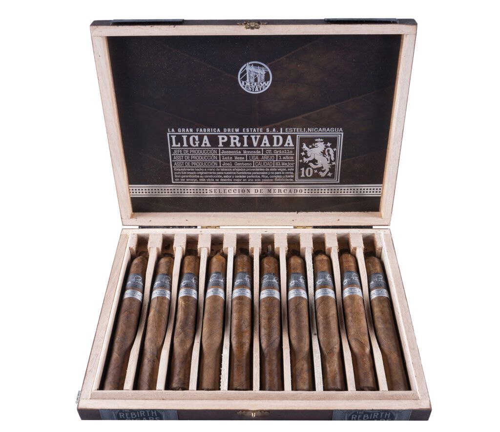 سیگار برگ لیگا پرایوادا به مناسبت ۱۰ سالگی : معرفی سایز جدید « کرونا ویوا » برای بازار جهانی !