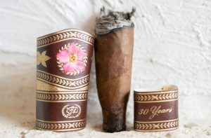 تجربه اسموک سیگار برگ لا فلور دومینیکانا ۳۰ سالگی !! یک سفر حسی در دنیای تنباکو