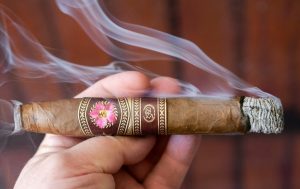 تجربه اسموک سیگار برگ لا فلور دومینیکانا ۳۰ سالگی !! یک سفر حسی در دنیای تنباکو