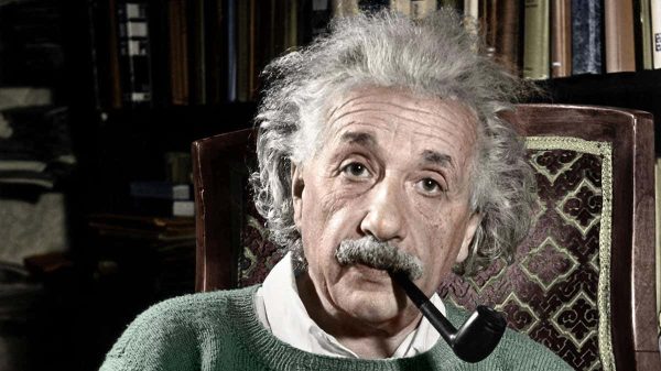 einstein آلبرت انیشتین و پیپ