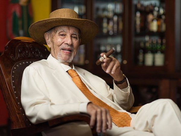 آوو اووزیان کیست؟